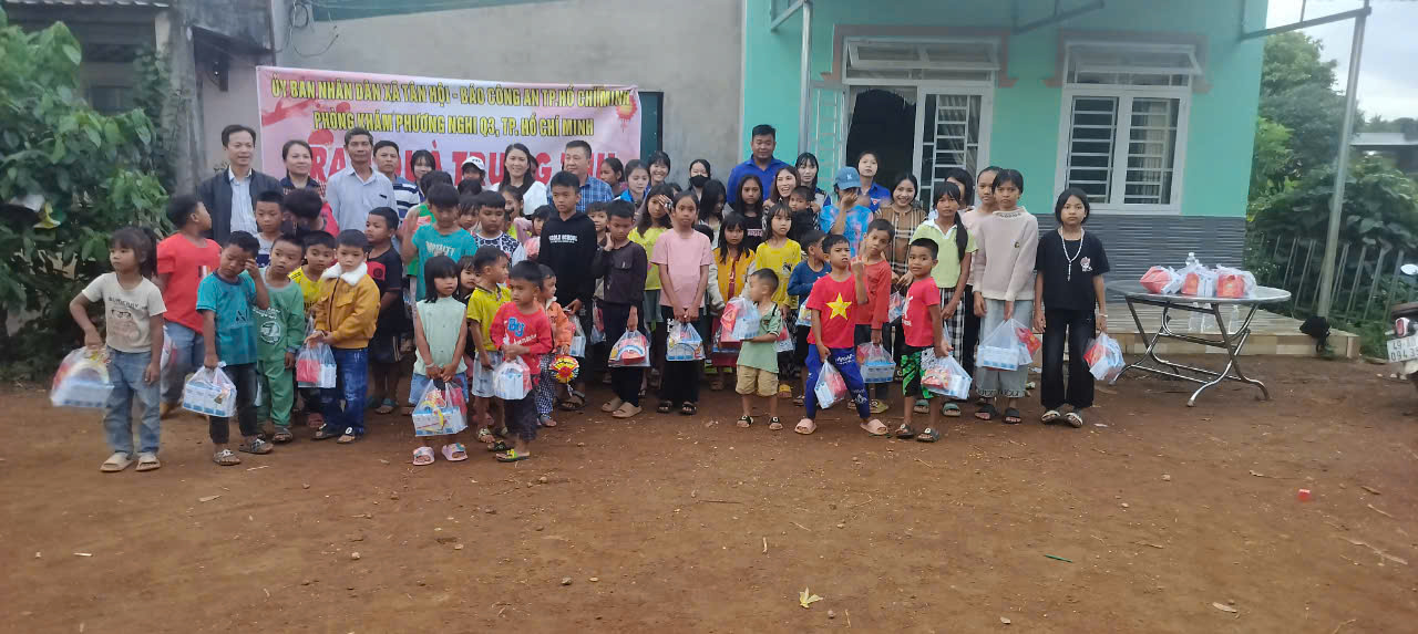 Báo Công an TPHCM trao 150 phần quà Trung thu tại xã Tân Hội huyện Đức Trọng