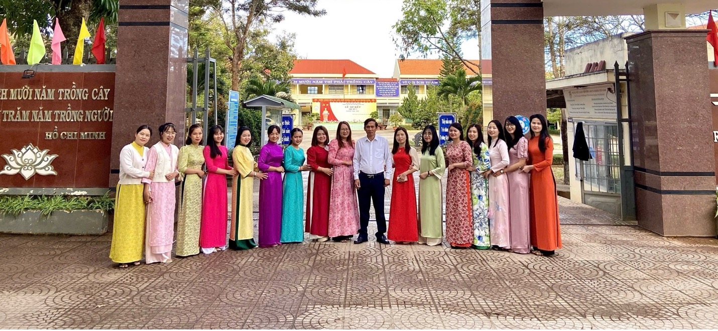 RỰC RỠ SẮC MÀU “TUẦN LỄ ÁO DÀI” - ẤM ÁP HÀNH TRÌNH TRI THỨC TẠI THPT NGUYỄN BỈNH KHIÊM-TÀ HINE